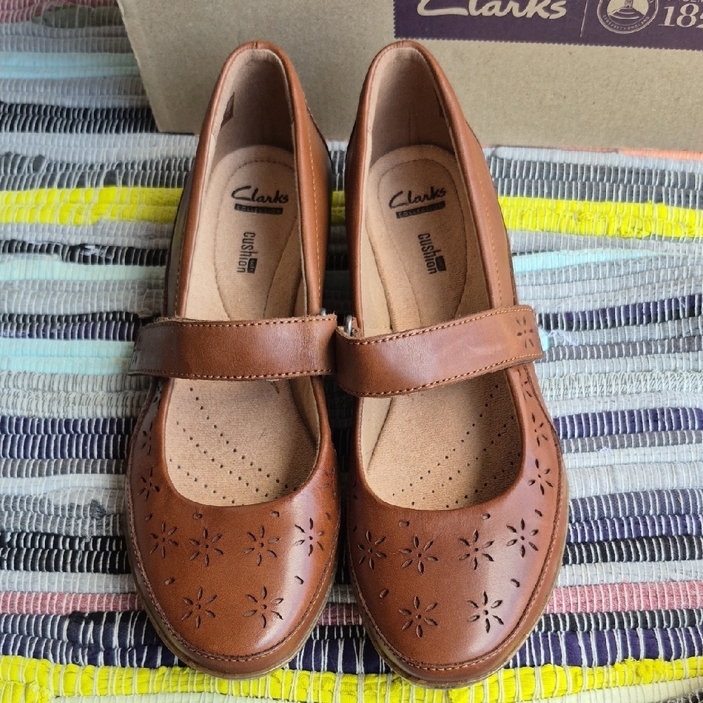 Clarks Everlay Toyah Women's Tan Floral Cutout Mary Jane Flats Sz 10 brand new - Picture 2 of 6
